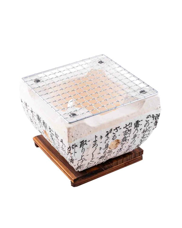 Konro Mini Tischgriller: Weißer, quadratischer Tischgrill mit schwarzen Schriftzeichen an den Außenseiten. Hölzerner Untersetzer und Edelstahlgitter oben.