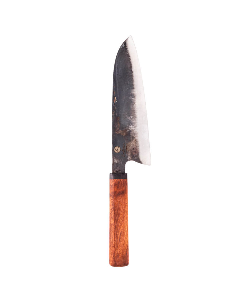 Santoku Messer mit Padoukholz und Kurouchi Finish mit Confusion Logo auf der Klinge